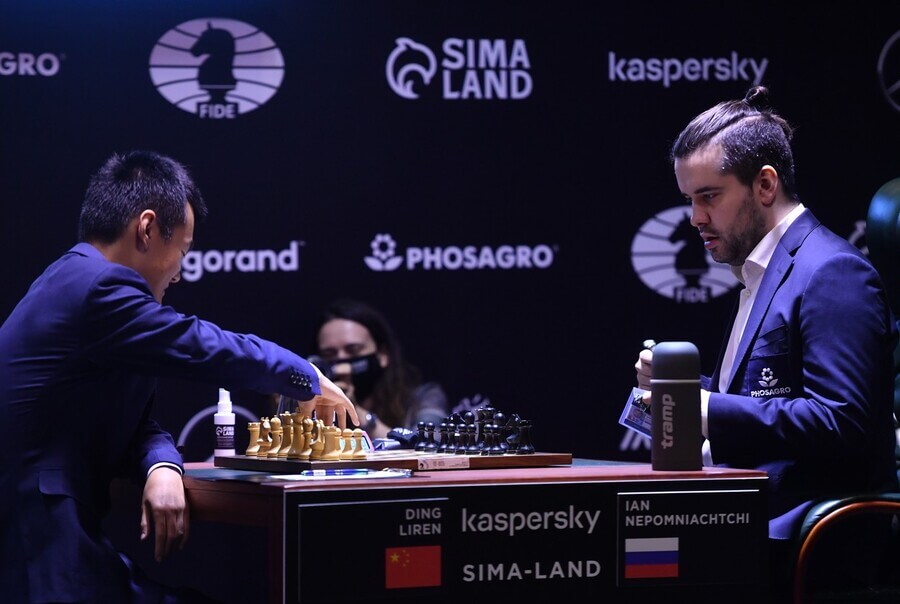 Ian Nepomniachtchi a Ding Liren si v roku 2023 zahrajú o titul majstra sveta v šachu - Zdroj Profimedia