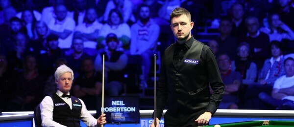 Kyren Wilson (stojaci), Neil Robertson (sediaci), World Grand Prix 2020 - Zdroj Profimedia