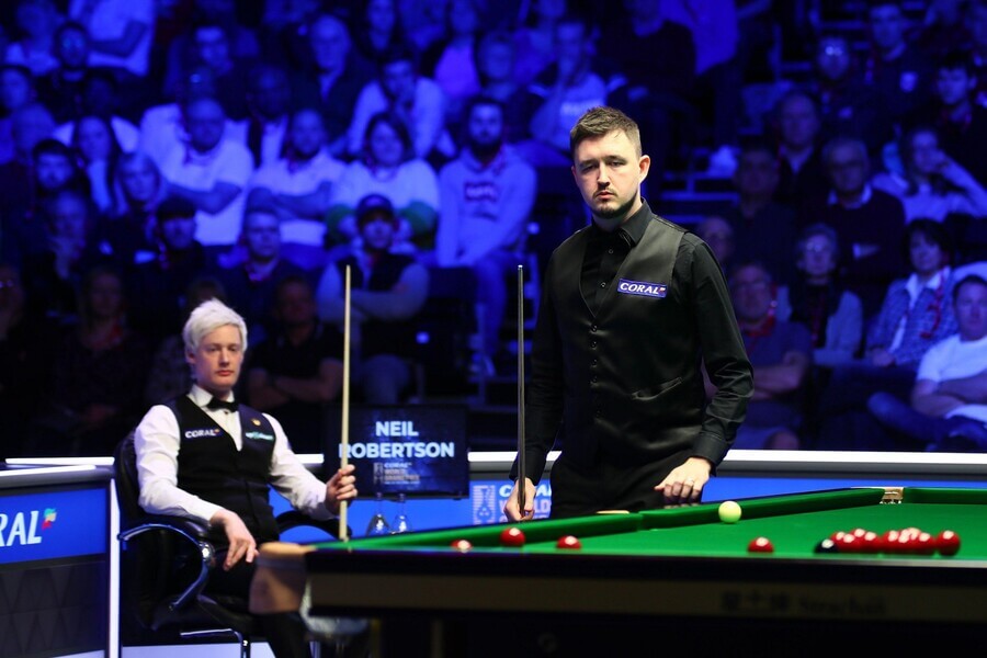 Kyren Wilson (stojaci), Neil Robertson (sediaci), World Grand Prix 2020 - Zdroj Profimedia