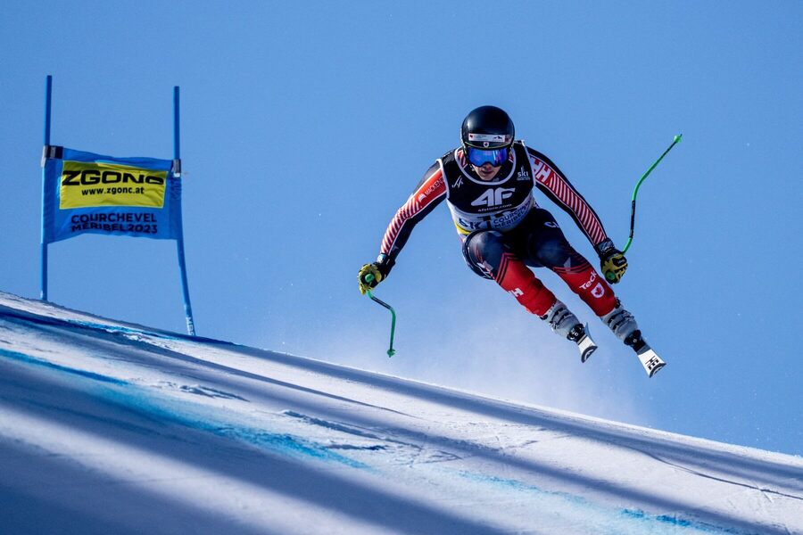 Prelet Jamesa Crawforda okolo bránky počas superobrovského slalomu v&nbsp;Courcheveli