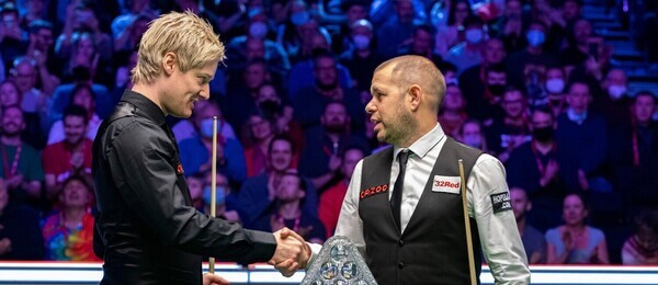 Neil Robertson (celý v čiernom) a Barry Hawkins vo finále snookrového Masters 2022 - Zdroj Taka G Wu/Alamy Live News, Profimedia