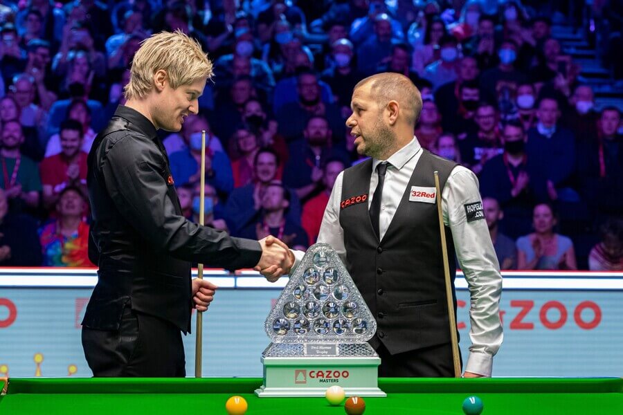 Neil Robertson (celý v čiernom) a Barry Hawkins vo finále snookrového Masters 2022 - Zdroj Taka G Wu/Alamy Live News, Profimedia