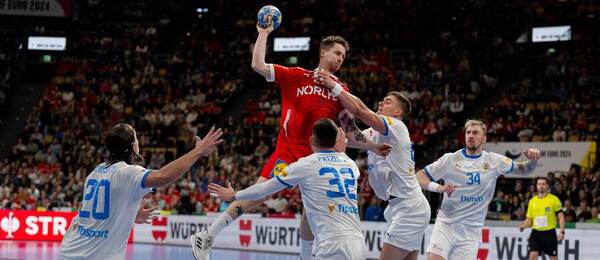 Dán Michael Damgaard v obkolesení hráčov Česka