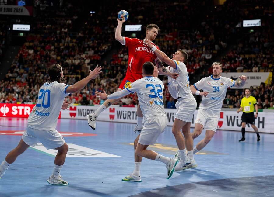 Dán Michael Damgaard v&nbsp;obkolesení hráčov Česka