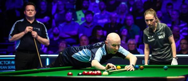 Anthony McGill na ťahu v zápase so Shaunom Murphym na Snooker Shoot Out 2020 - Zdroj Profimedia