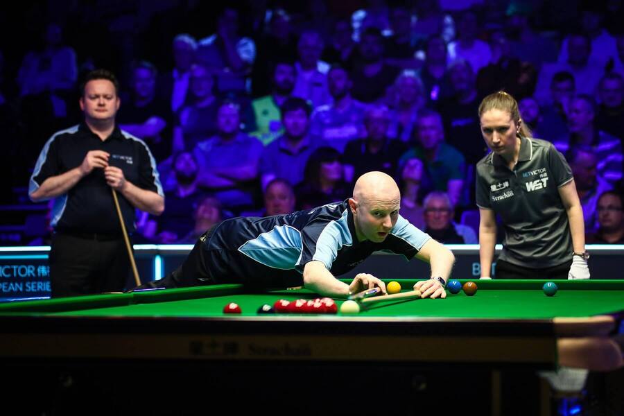 Anthony McGill na ťahu v zápase so Shaunom Murphym na Snooker Shoot Out 2020 - Zdroj Profimedia