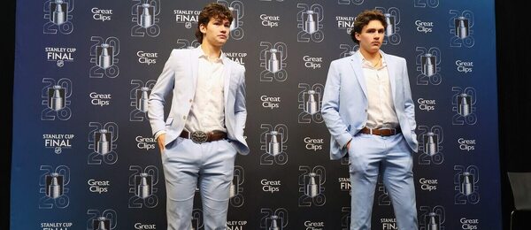 Carson Carels a Chase Reid sa zúčastňujú mediálnej prezentácie najlepších hráčov NHL draftu.
