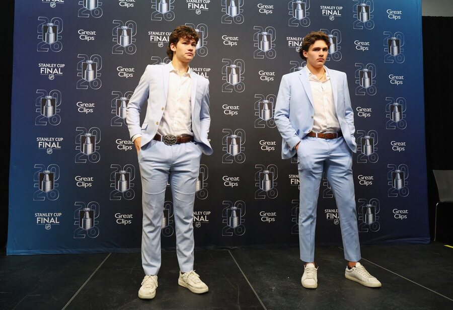 Carson Carels a&nbsp;Chase Reid sa zúčastňujú mediálnej prezentácie najlepších hráčov NHL draftu.