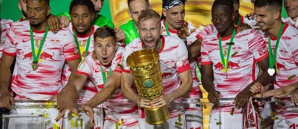 Futbalisti Lipska sa tešia z trofeje - Zdroj Profimedia