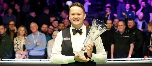 Shaun Murphy s trofejou za víťazstvo na 2023 Dualit Players Snooker Championship