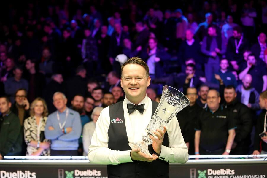 Shaun Murphy s trofejou za víťazstvo na 2023 Dualit Players Snooker Championship