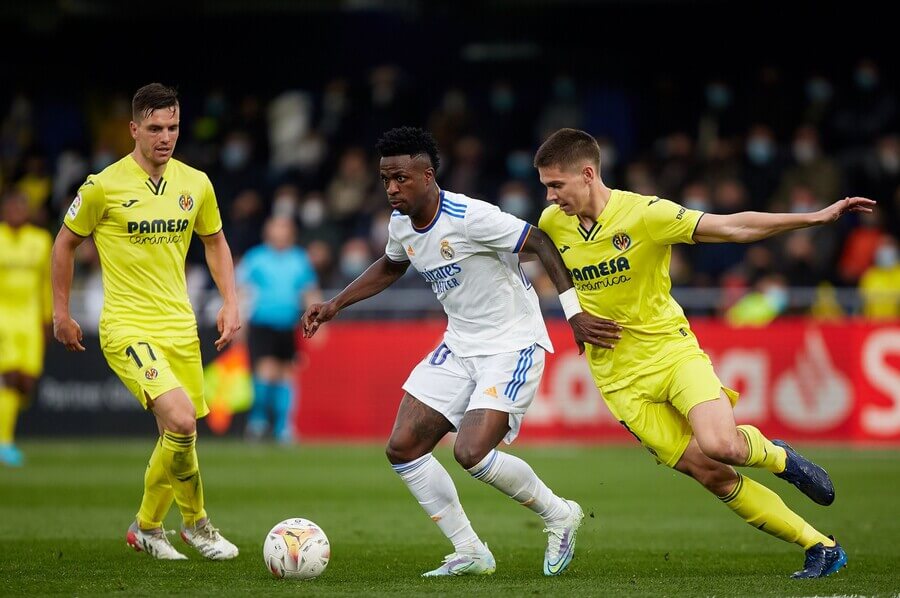 Vinicius Junior z Realu v súboji s hráčmi Villarrealu - Zdroj Profimedia