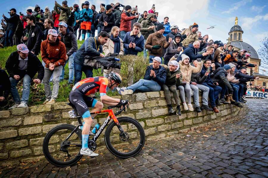 Matej Mohorić na trati Omloop Het Nieuwsblad 2023