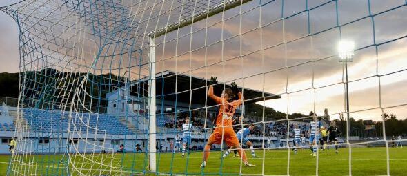 Utkání 2. kola českého fotbalového poháru MOL Cupu: Ústí nad Labem - Bohemians Praha 1905, 21. září 2022 v Ústí nad Labem. Ústecký brankář Jan Plachý inkasuje gól od Václava Drchala z Bohemians. - Zdroj Profimedia.cz