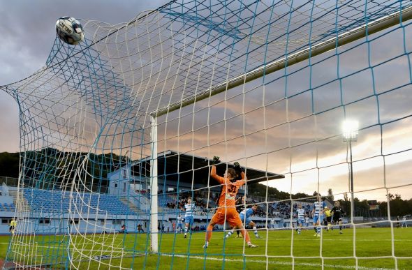 Utkání 2. kola českého fotbalového poháru MOL Cupu: Ústí nad Labem - Bohemians Praha 1905, 21. září 2022 v Ústí nad Labem. Ústecký brankář Jan Plachý inkasuje gól od Václava Drchala z Bohemians. - Zdroj Profimedia.cz