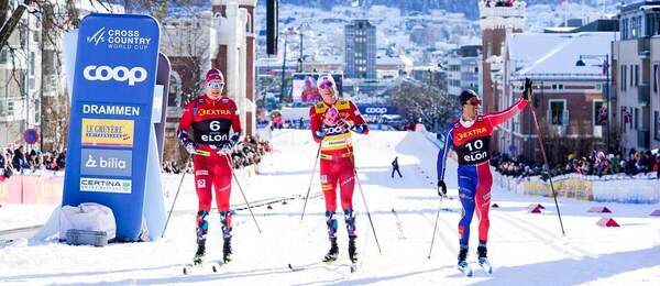 Z ľavej strany Even Northug, Johannes Hoesflot Klaebo a Richard Jouver, Drammen 2023