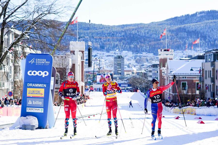 Z ľavej strany Even Northug, Johannes Hoesflot Klaebo a Richard Jouver, Drammen 2023