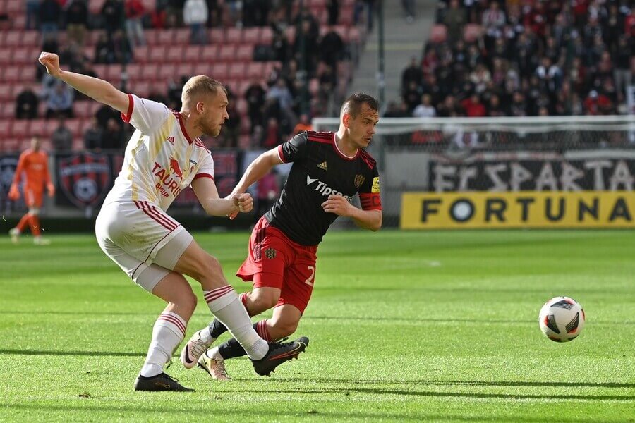 Z ľava Lukáš Fabiš (Ružomberok), Martin Mikovič (Trnava) - Zdroj Profimedia