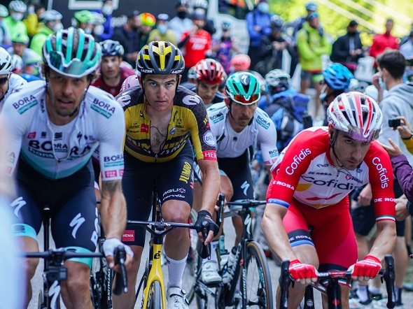 Cyklistika, jazdci BORA-hansgrohe, Jumbo-Visma a Cofidisu - Zdroj Simone Bonato, Shutterstock.com