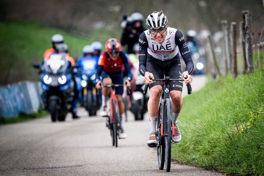 Tadej Pogačar stíhaný Thomasom Pidcockom; Amstel Gold Race 2023
