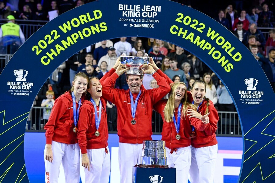 Simona Waltert, Viktorija Golubic, kapitán Heinz Guenthardt, Jil Teichmann a Belinda Bencic s trofejou za víťazstvo v BJK 2022 - Zdroj Profimedia