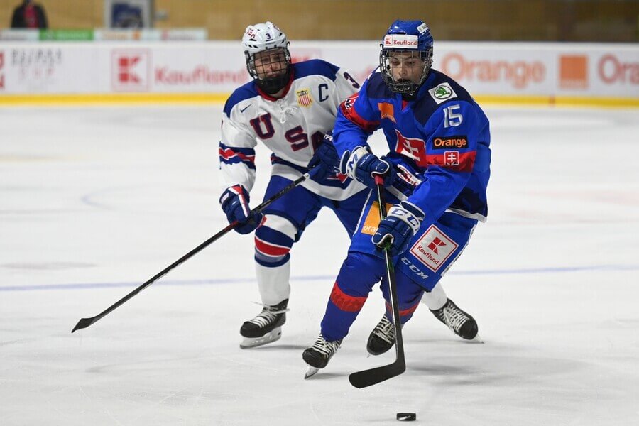 Hráč Slovenska U18 Dalibor Dvorský a kapitán USA U18 Pasha Bocharov - Zdroj Profimedia