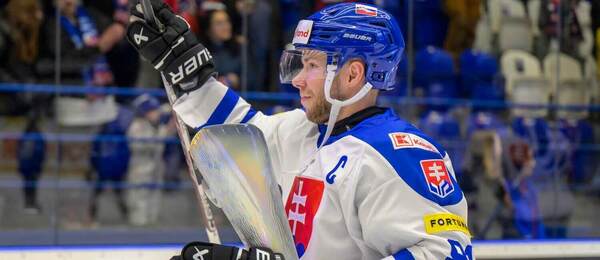 Kapitán Matúš Sukeľ s trofejou.