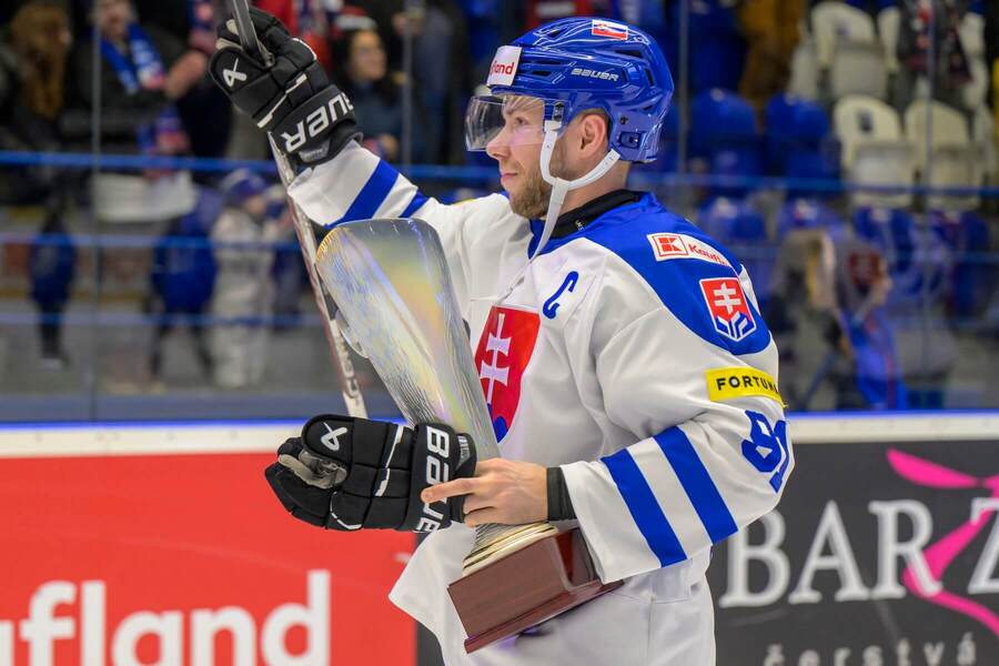 Kapitán Matúš Sukeľ s trofejou.