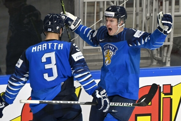 Hokej, Finsko, Olli Määttä a Anton Lundell, MS 2021 - Zdroj ČTK, imago sportfotodienst, Jussi Nukari via www.imago-imagesde