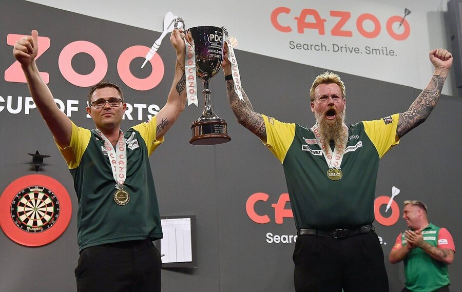 Damon Heta a Simon Whitlock (obaja Austrália), World Cup of Darts 2022 - Zdroj Profimedia