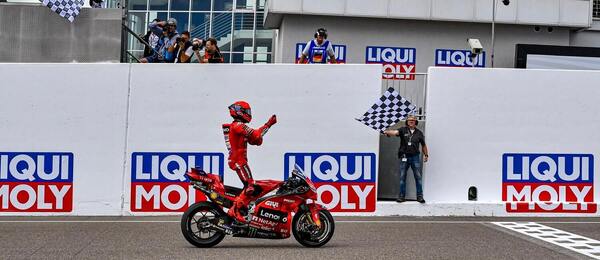 Marc Márquez oslavuje víťazstvo na Sachsenringu.