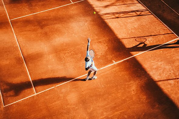 Tenis, antuka, kurt - Zdroj Alex Moises, Unsplash.com