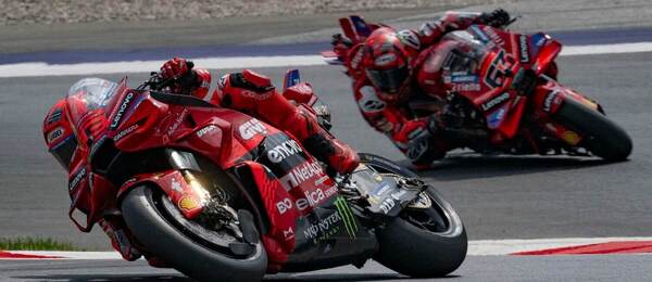 Marc Márquez a Francesco Bagnaia (Ducati) na okruhu Spielberg.