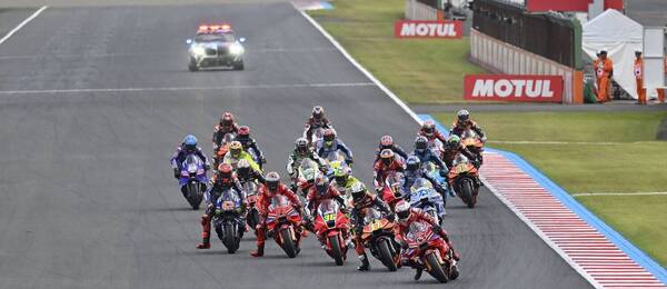 Pretekári MotoGP po štarte VC Japonska.