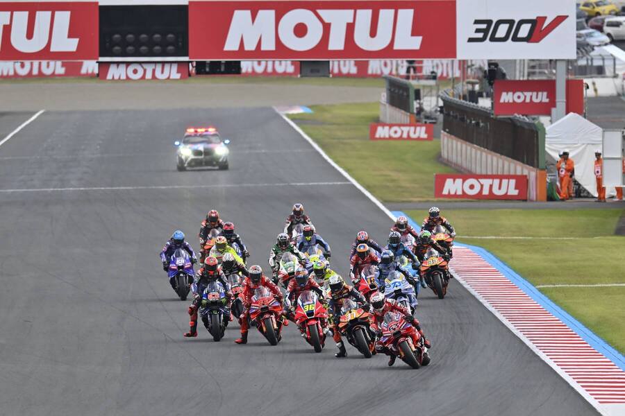 Pretekári MotoGP po&nbsp;štarte VC Japonska.