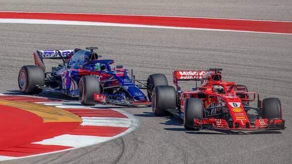 F1, Ferrari v zákrute - Zdroj Bill Stephan, Unsplash.com