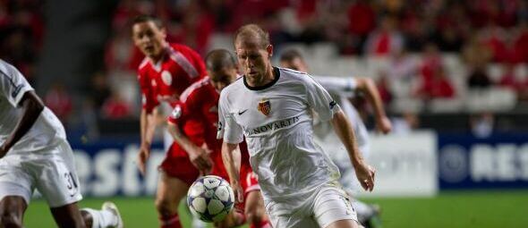 UEFA Champions League - Benfica x Basel - Luz Stadium Scott Chipperfield (AUS) FC Basel Midfielder, passing by Benfica players. Photo Credit: Pedro Nunes/Alamy