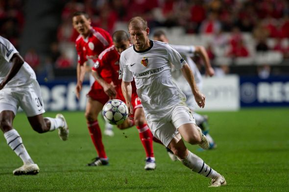 UEFA Champions League - Benfica x Basel - Luz Stadium Scott Chipperfield (AUS) FC Basel Midfielder, passing by Benfica players. Photo Credit: Pedro Nunes/Alamy