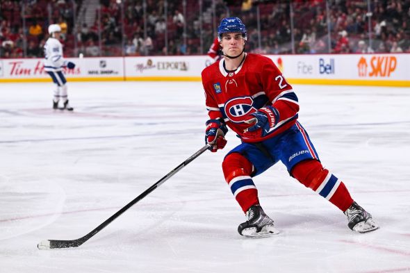 Oct 3, 2022; Montreal, Quebec, CAN; Montreal Canadiens left wing Juraj Slafkovsky (20) tracks the play during the third period at Bell Centre. - Zdroj Profimedia.cz