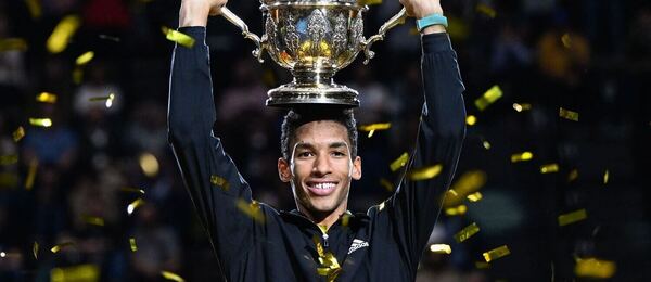 Felix Auger-Aliassime s trofejou za víťazstvo na turnaji v Bazileji 2022 - Zdroj Profimedia