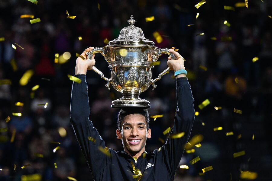 Felix Auger-Aliassime s trofejou za víťazstvo na turnaji v Bazileji 2022 - Zdroj Profimedia