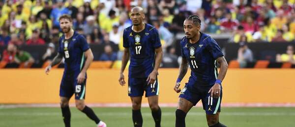 Brazílsky futbalista Raphinha so spoluhráčmi v príprave proti Egyptu.