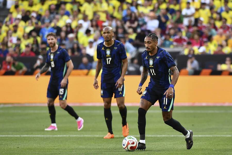 Brazílsky futbalista Raphinha so&nbsp;spoluhráčmi v&nbsp;príprave proti Egyptu.