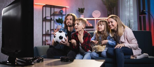 Rodina pri sledovaní futbalu - Zdroj Profimedia