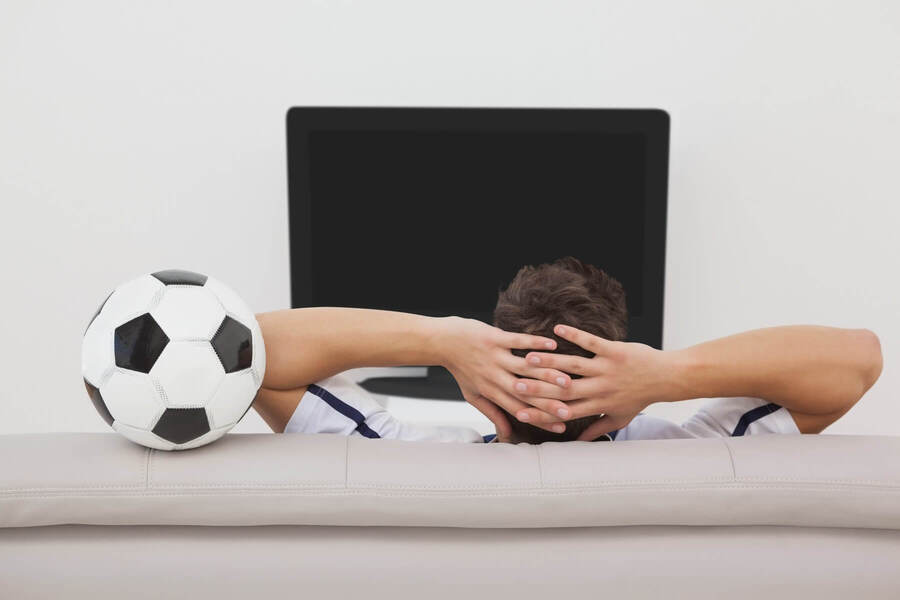 Fanúšik pri&nbsp;sledovaní futbalového TV prenosu.