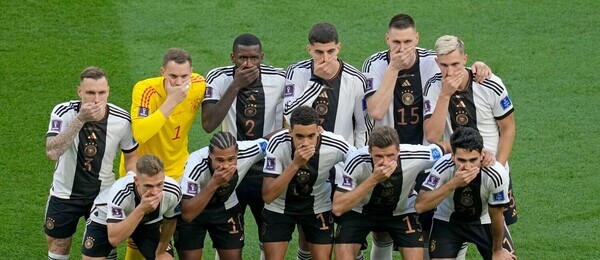 Reprezentácia Nemecka - protestné gesto pred zápasom s Japonskom na MS 2022 v Katare - Zdroj AP Photo/Ricardo Mazalan, Profimedia