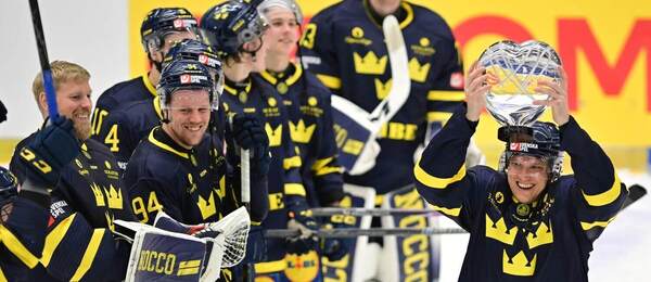 Zápas Fortuna Hockey Games, Euro Hockey Tour, Švédsko - Fínsko, 3. mája 2026, České Budějovice. Jakob Silfverberg zo Švédska s pohárom pre víťaza turnaja.