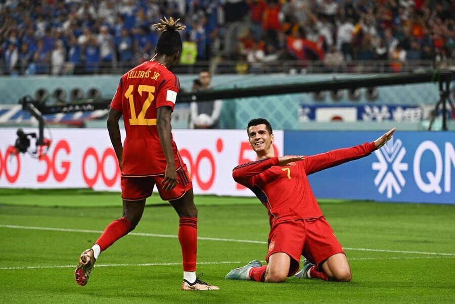 Španiel Alvaro Morata sa teší z gólu do siete Japonska na MS 2022 - Zdroj Profimedia