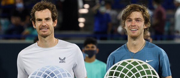 Andy Murray (v bielom) a Andrey Rublev na tenisovom turnaji v Abu Dhabi 2021 - Zdroj Profimedia