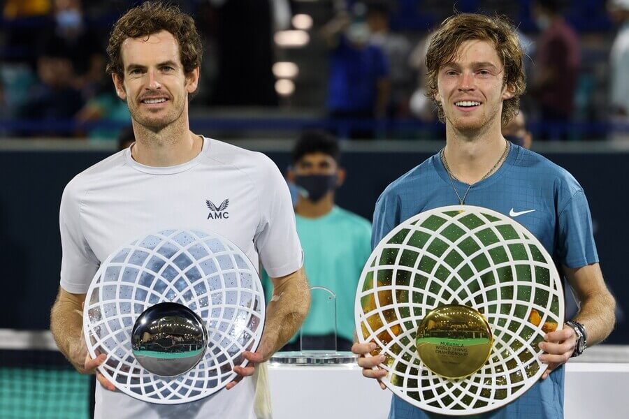 Andy Murray (v bielom) a Andrey Rublev na tenisovom turnaji v Abu Dhabi 2021 - Zdroj Profimedia